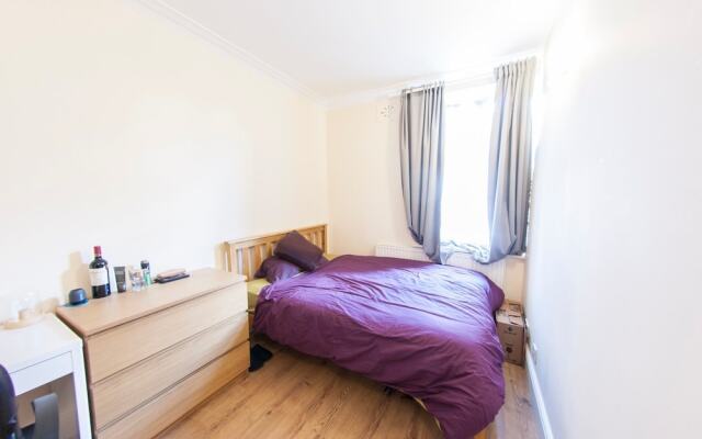 Spacious & Quiet 4BR Flat for 8 in Hampstead