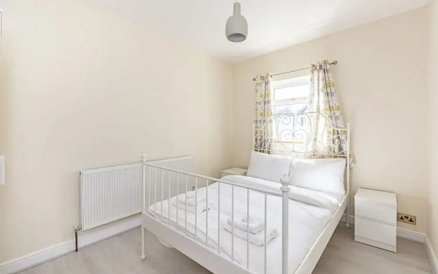Spacious 4 Bed Apartment Near Tooting Gardens