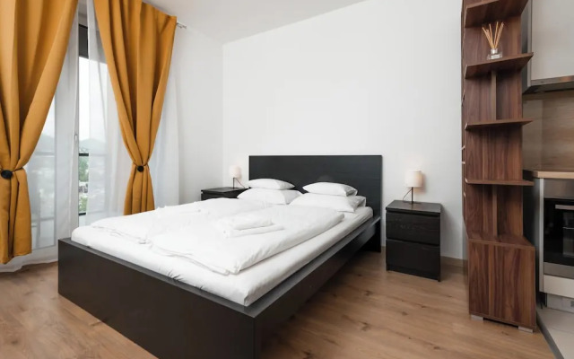 WaterFront City Apartments by UrbanRent