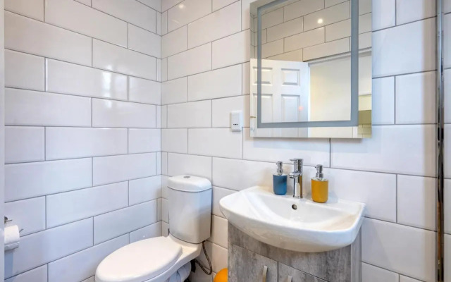 Hampton Collection - Stylish 3 Sleeper Apartment with Pool