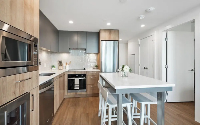 AQUA Corner Unit w Amazing View 614