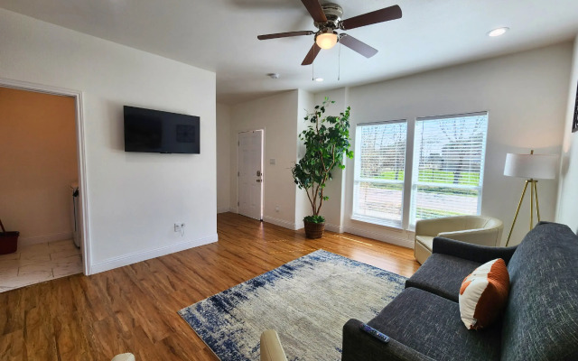 Modern 3 Bedroom Retreat in Pearland