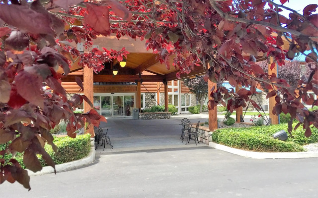 River Lodge And Grill