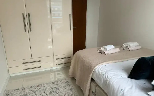 Royal Docks Luxury 3 Bedroom Apartment