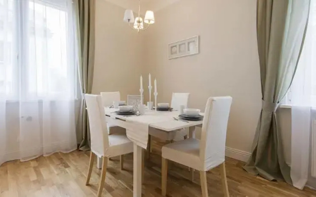 INApartments Peacock