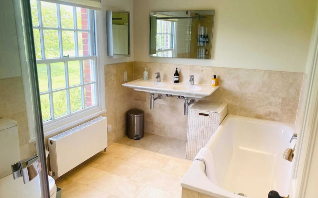 Stunning 6-bed Country House With Heated Pool