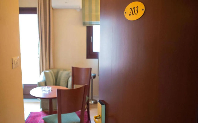 Maritsas Hotel & Suites