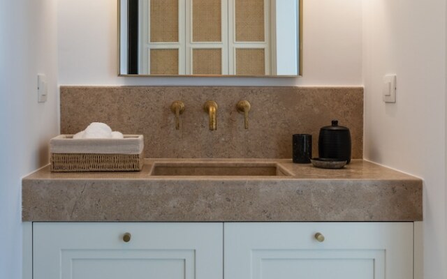 Bonzoe Suites & Villas