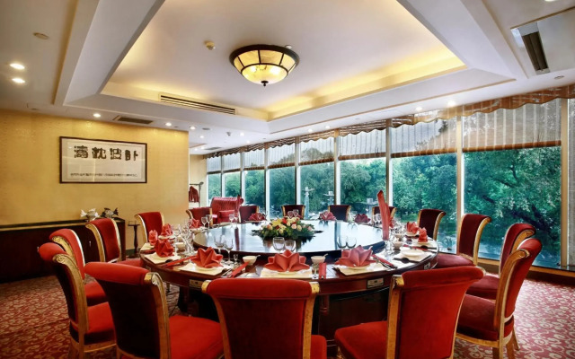 Guilin Lijiang Waterfall Hotel