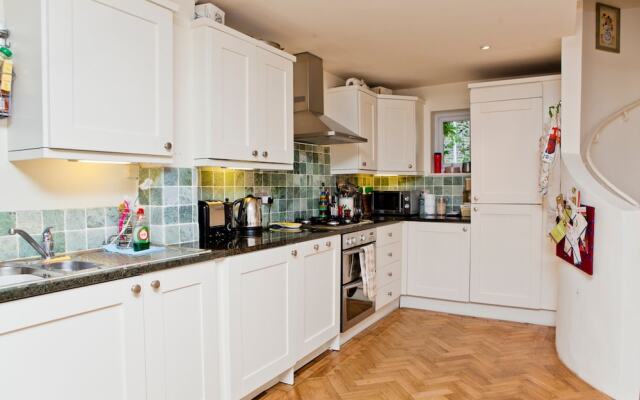 Beautiful 2 Bed home in Kensington Mews