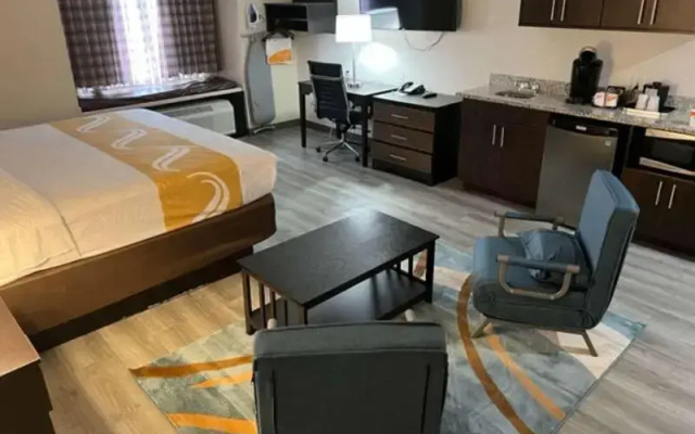 Econo Lodge Inn & Suites