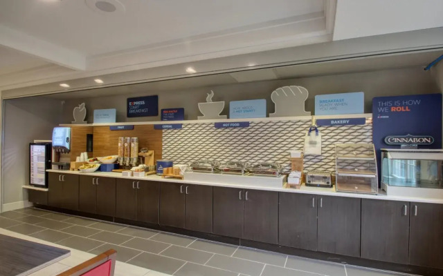 Holiday Inn Express Hotel & Suites Oshkosh by IHG