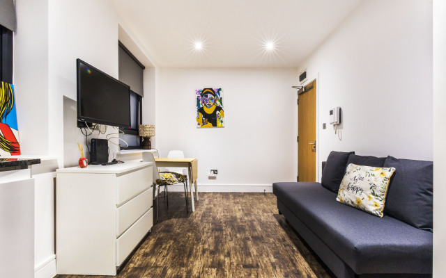 Fast WiFi | 8' tube | £8 parking