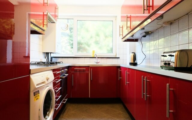 Bright and Spacious 2 Bed Apartment - Sleeps 4