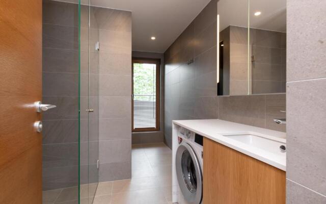 Self-check-in 3 bedroom apartment with sauna and balconies