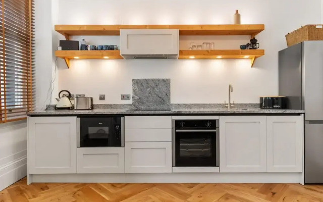 Spinnaker - Close to Town Sea Views