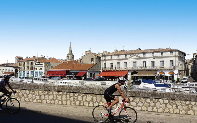 Country House With Private Terrace, Beaucaire