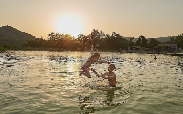 Nice Bungalow With Dishwasher on a Green Domain