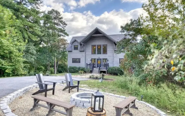 Awe-inspiring Estate w Pool Theater Fire Pit