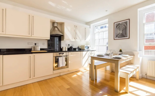 Contemporary Apartment in Central Bloomsbury