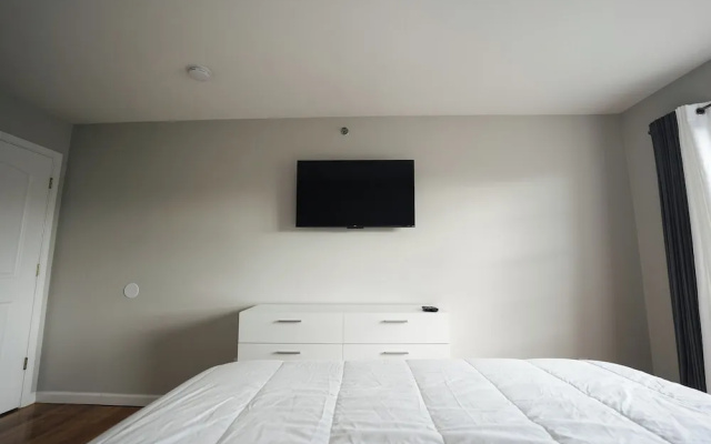 Newark Liberty Gem Brick House Apt 3