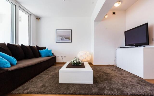 Hoplite 2BR apartment near centre