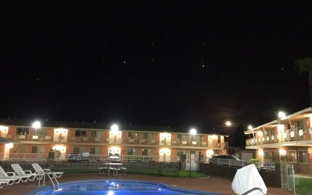 The River Inn and Suites