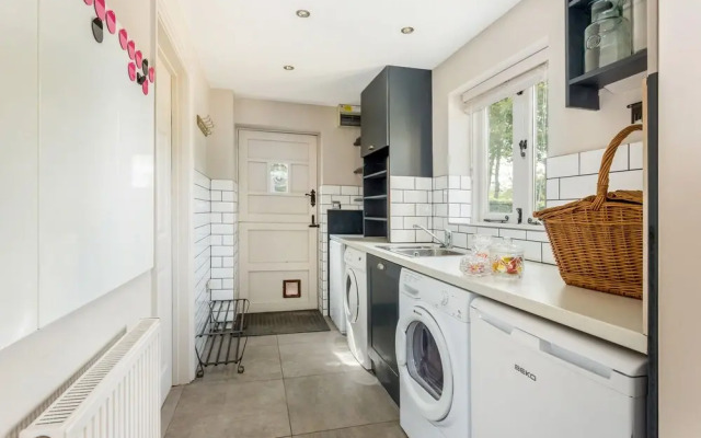 Spacious & Stylish Cotswold Family home