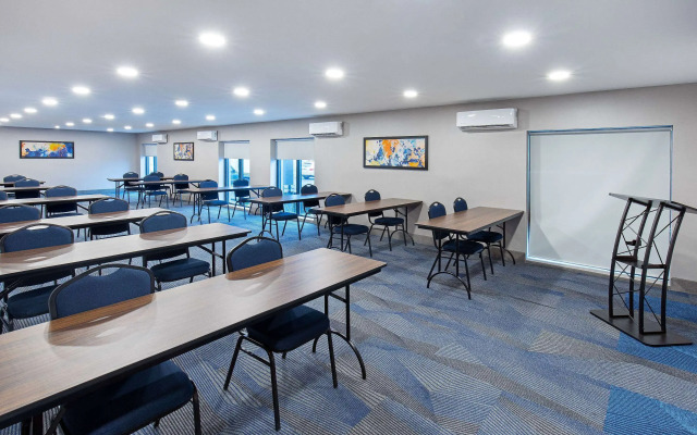 La Quinta Inn & Suites by Wyndham Nashville Airport