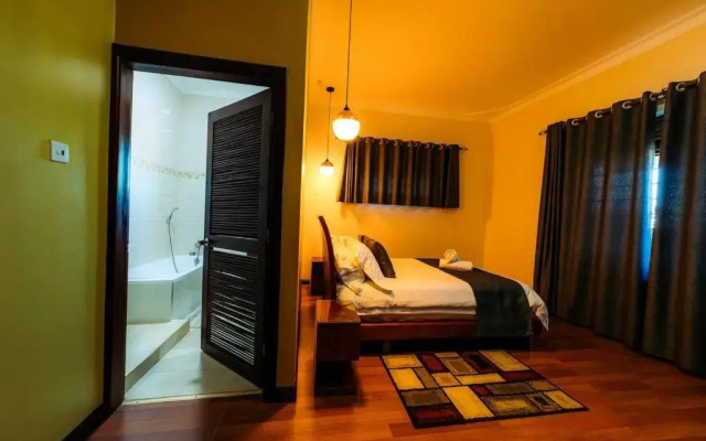 JULZ Place 3 bedroom Apartment with a lake view