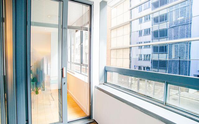 Spacious One Bed Apartment w Balcony in Farringdon