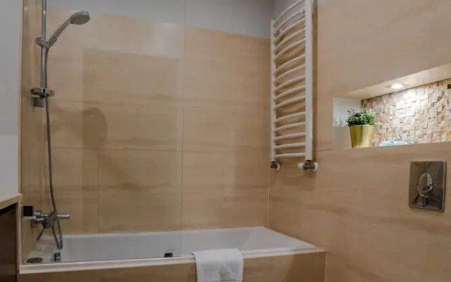 oompH Warsaw Downtown Atmospheric Apt