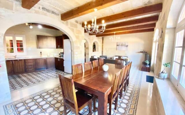 Villa Rossa Gozo - 5 bedroom ensuite with pool & jacuzzi