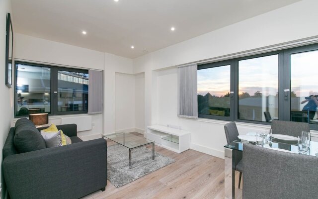 Deluxe Heathrow Apartments & Parking