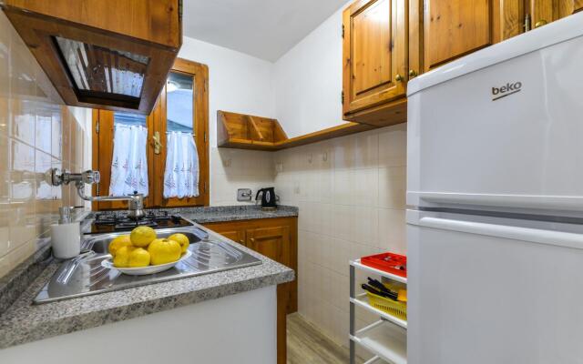 One-room apartment with sea view garden-Maia