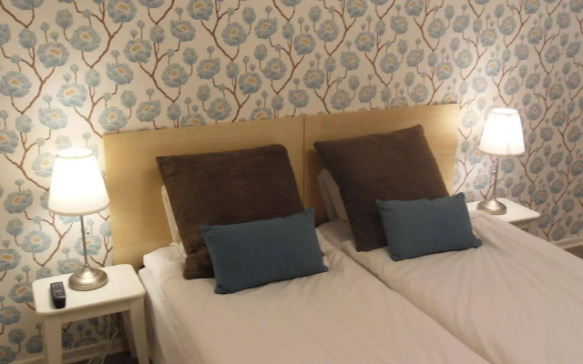 Riverside Hotel & Apartments