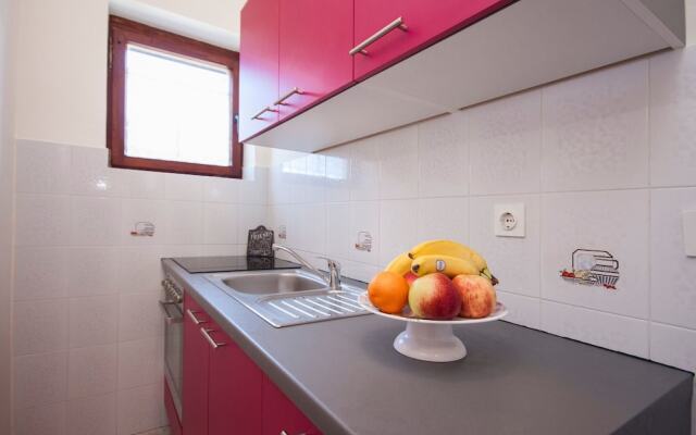 Apartments & Rooms Mikelin