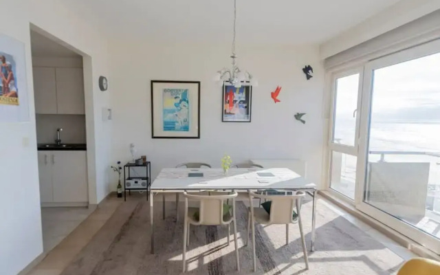Seaview Apartment on the Beach - Free Parking