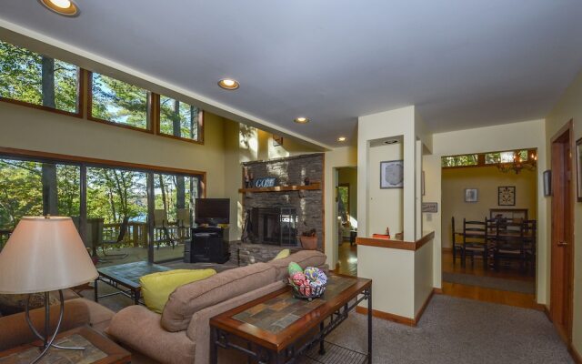 Lake Shore Retreat 5 Bedroom House