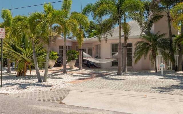 Anna Cabana Bungalow #4 by RedAwning