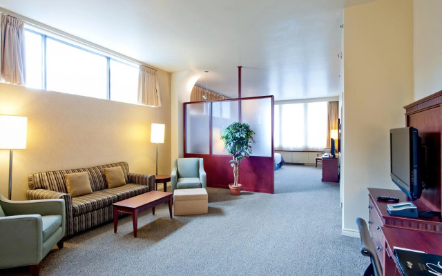 Le Square Phillips Hotel And Suites