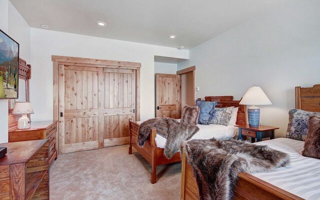 Gold Run Getaway 5 Bedroom Home by RedAwning