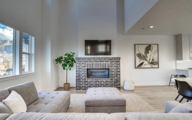 Modern Downtown Provo Townhome w/ Balcony!