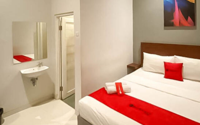 RedDoorz Syariah @ Pucang Anom