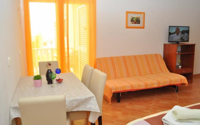 Ivi - big parking and courtyard - SA3(2+2)