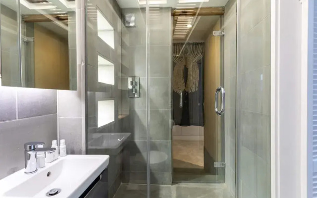 Bright Maida Vale Apartment