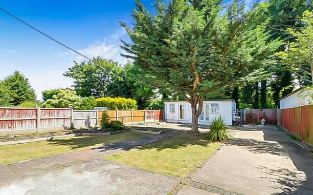 Stunning 7-bed Detached House in Luton With Parkin