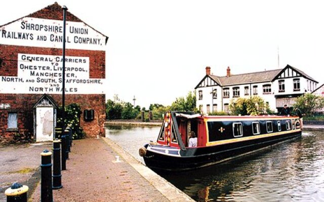 Canalboat Club at Blackwater Meadow