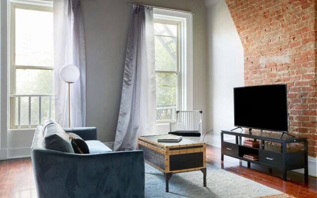 Charming Central Business District Studios by Sonder