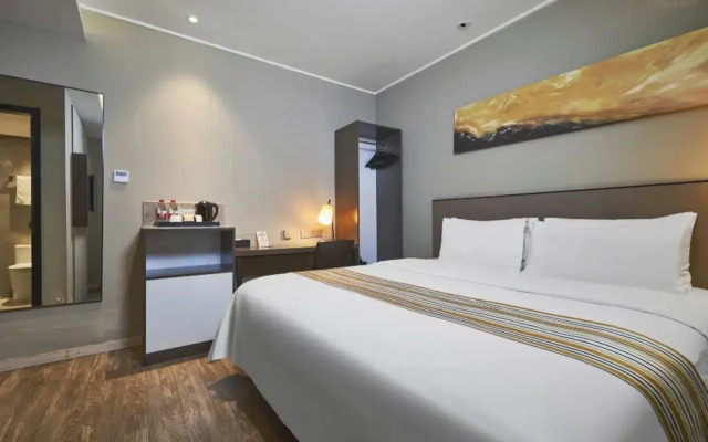 Home Inn Plus (Beijing Agriculture Exhibition Center Changhong Bridge)